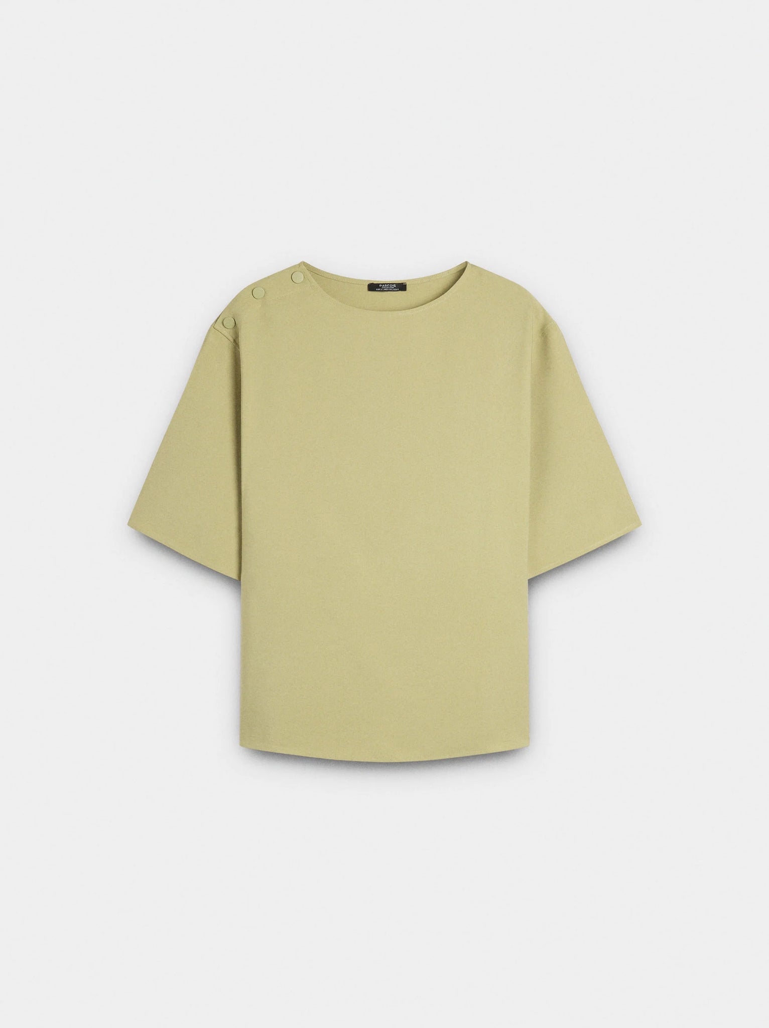 Camiseta con detalle de botones