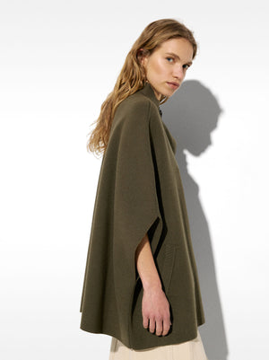 Poncho de cuello alto