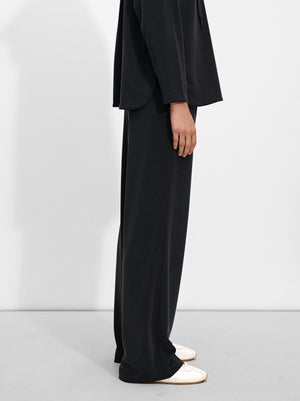 Pantalón fluido con cintura elástica