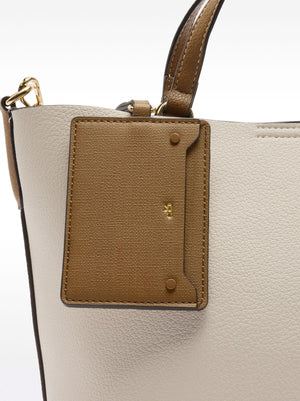 Bolso tote con colgante