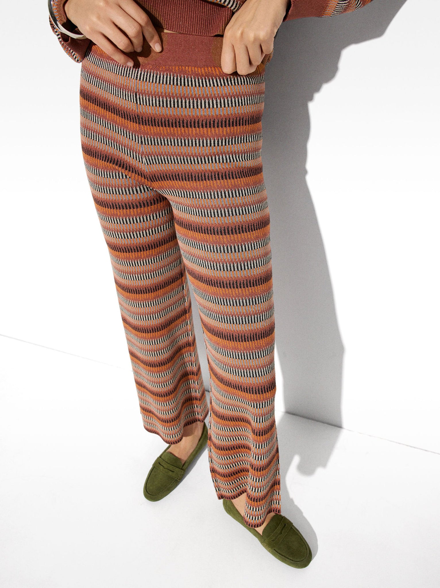 Pantalón de punto jacquard a rayas